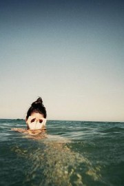 最新去海边只为舀一瓢那清澈的水图片