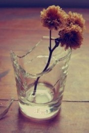 好看破碎的玻璃杯，水杯碎了的图片