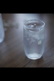 透明玻璃杯，有水的玻璃杯图片