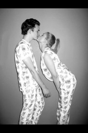 好看的在幸福的世界里我们相互扶持走下去图片