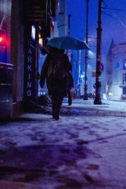 漂亮朦胧夜晚一个人孤独背影，夜晚城市一个人伤感安静真实图片