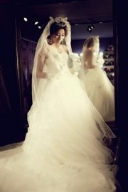 好看深爱着的婚纱有一天我会亲手递向你图片