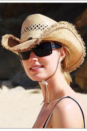 那年你戴着草帽站在路旁向我微笑图片