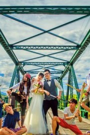 好看的杰克船长放下那个婚纱女子图片