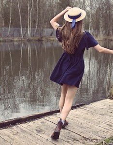 超美阳光下你戴着草帽安静美丽图片