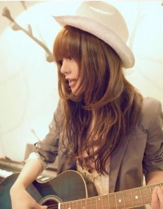 漂亮我戴着草帽坐在拥有你我回忆的地方图片