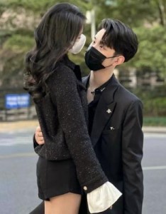 爱情轰轰烈烈微信情侣头像一左一右，而现实的却平平淡淡