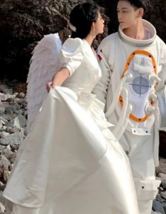 意境情侣头像一男一女，好感装深情又有什么意义呢