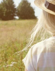 好看你戴着草帽的身影迎着柔和的光线那么美图片