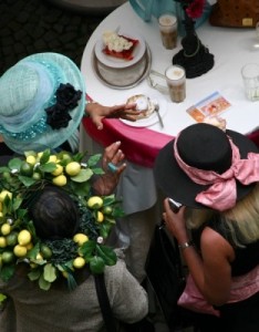 最新喜欢看你戴草帽的样子图片