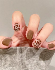 2022最新款秋季氛围感美甲显白 超级流行的秋季美甲素材合集2022