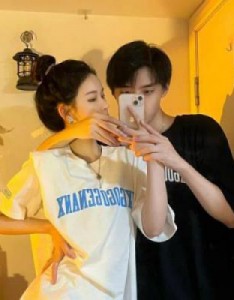 秀恩爱的情侣头像成熟一男一女高清，爱是责任是担当