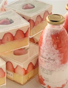 2022颜值超高的草莓盒子蛋糕素材 人生如画册我有我的浪漫手法