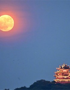 2022超级月亮图片真实高清 看过超大月亮的人近期都会有好事发生