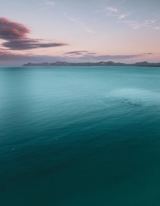 宽广平静海面唯美意境图片
