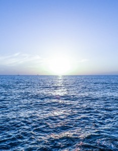 蓝色唯美意境大海图片