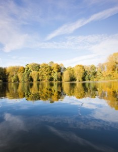 平静湖水唯美意境图片
