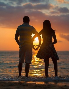 黄昏海边情侣唯美意境图片