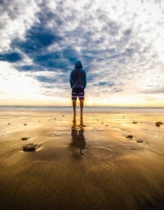 海边背影唯美意境图片