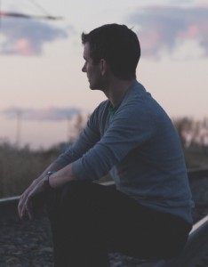 铁路侧颜帅哥唯美意境图片