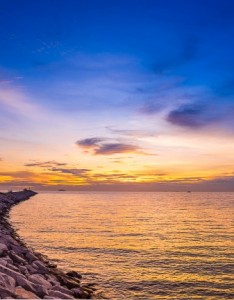 黄昏海岸唯美意境图片