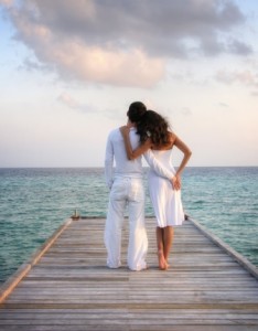 唯美情侣看海背影图片