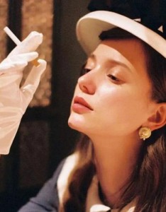 女生微信头像欧美高冷霸气，用余光就能看清的人