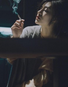 女生抽烟唯美意境图片