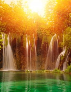 唯美瀑布风景图片，瀑布流得飘逸，流得潇洒