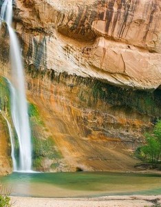 青山绿水瀑布像仙女的白纱巾在飘舞，头像风景图片山水