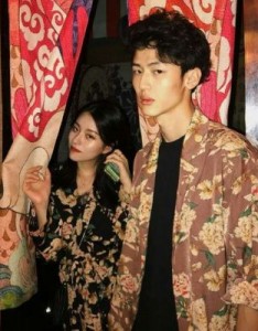 很幸福又很浪漫的虐狗的情侣头像 一左一右，留下我们相爱的幸福与甜蜜