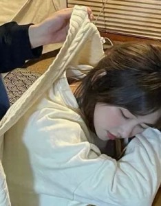 很优质幸福秀恩爱的情侣头像高级质感双人，我控制不了我的情绪