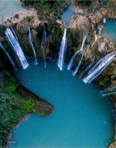 人间仙境，山川、河流、森林、瀑布等风景