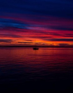 唯美风景意境图片，夜晚静谧的大海，万籁俱寂的夜晚