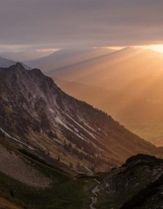 穿过云层的阳光唯美风景意境图片