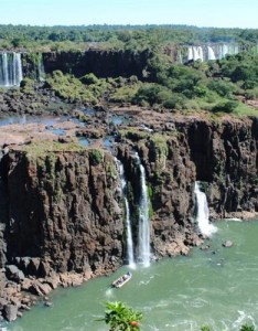 瀑布风景意境图片，巴西伊瓜苏大瀑布自然风景图片