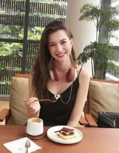 女生头像ins高级质感欧美，没心没肺地微笑自然的美