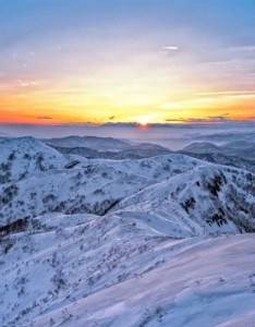 巍峨的雪山风景意境图片，用雪景太个性