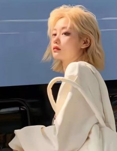 让人们羡慕和赞叹两张情侣头像一男一女，彼此欣赏，彼此爱护，相互扶持