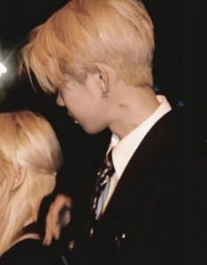 彼此对视幸福的情侣头像照片一人一张图片，眼神中流露出的情感难以言喻