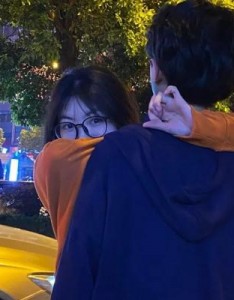 两张情侣头像合在一起的图片，他们的爱情深深地扎根在彼此的心底