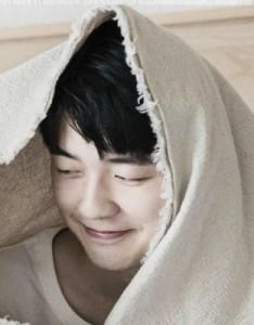 两张情侣头像成对配套真人版，他们的爱情，充满了互相照顾和关爱