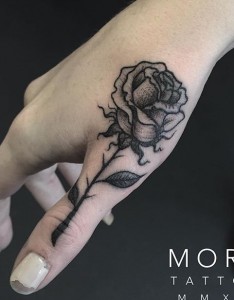 大臂上云朵下雨到茶杯的纹身图片