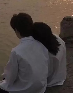 氛围感满满幸福恩爱的小众又好看的情侣头像，眼中充满了浓浓的爱意