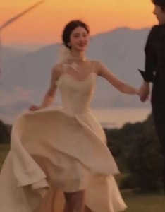 高级清爽质感的情侣头像别致的，他们感受着彼此的呼吸和心跳