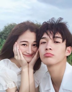 很火很哇塞的高清情侣头像图片大全唯美，心中充满了幸福和满足