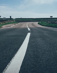 给人一种阳光的意境图片，唯美公路风景看了很舒服吧