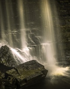 好看又耐看的风景，幽静的山涧瀑布图片