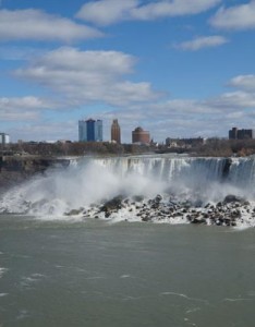高清好看意境风景瀑布，观赏的是瀑布侧面