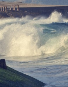 高清唯美风景 汹涌的海浪图片